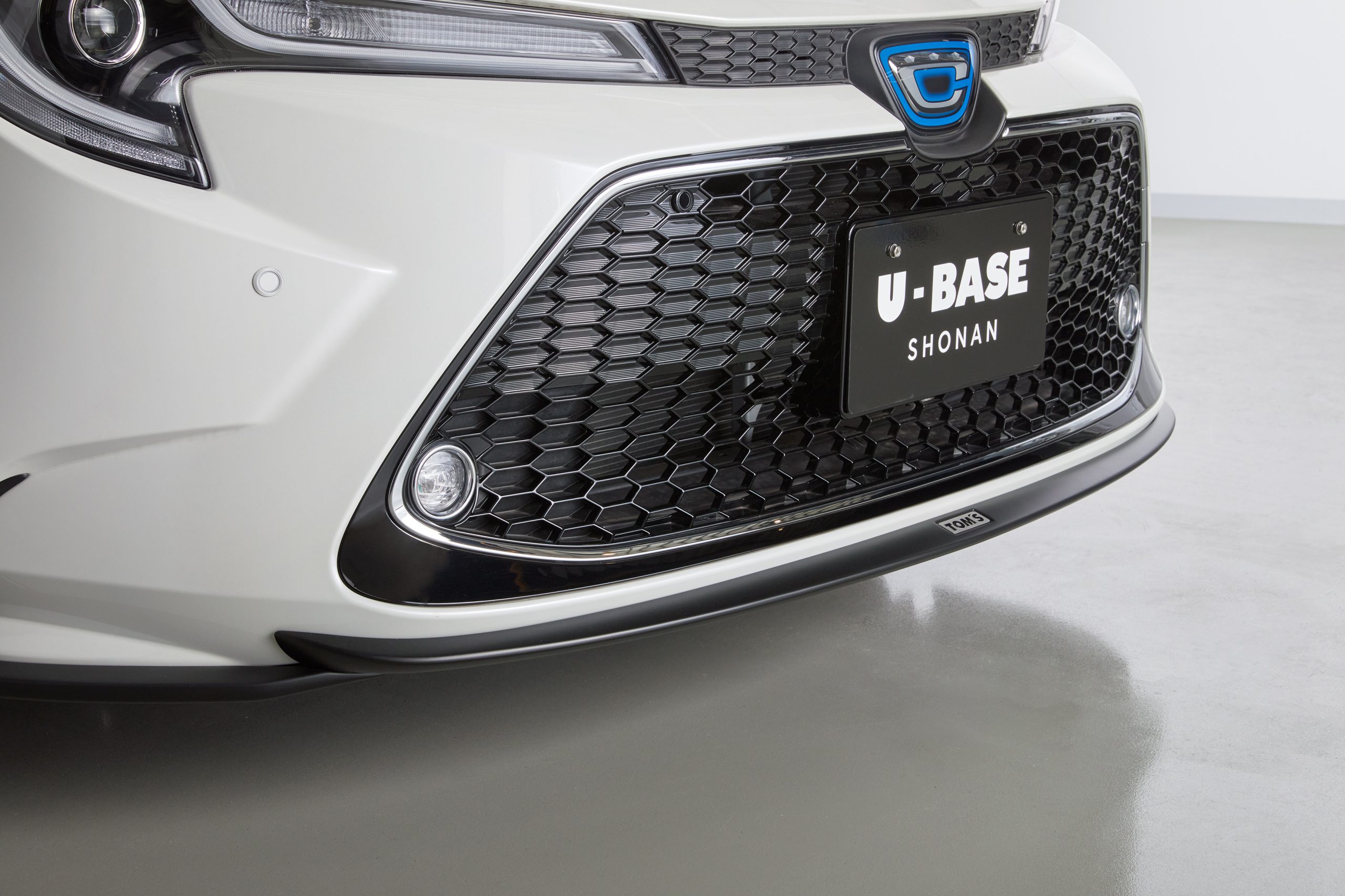 U-BASE COROLLA TOURING HYBRID TOM'S PACKAGE